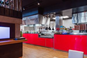 Moderner Küchenbereich mit Edelstahlelementen und Arbeitsstationen.