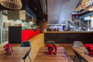 Ansicht der Bar und des Übergangs zur Küche unter der Treppe.