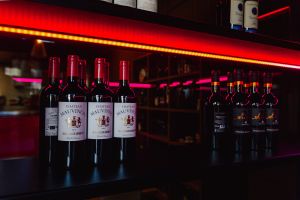 Auslese edler Rotweine in der stimmungsvoll beleuchteten Vitrine.