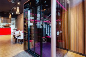 Transparenter Weinschrank als moderner Blickfang im Gastraum.