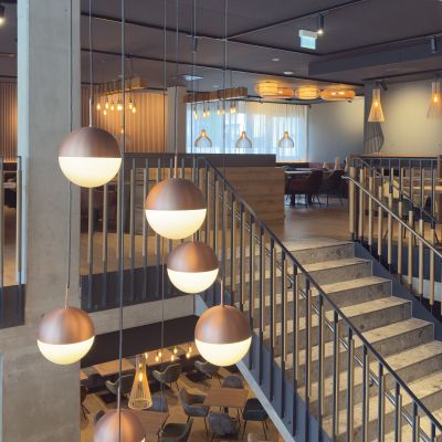 Überblick von innen auf die zwei Stockwerke des Restaurants.