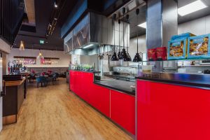 Die markante rote Front der offenen Showküche im Erdgeschoss.