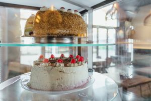 Hausgemachte Torten in der gläsernen Dessert-Präsentation.